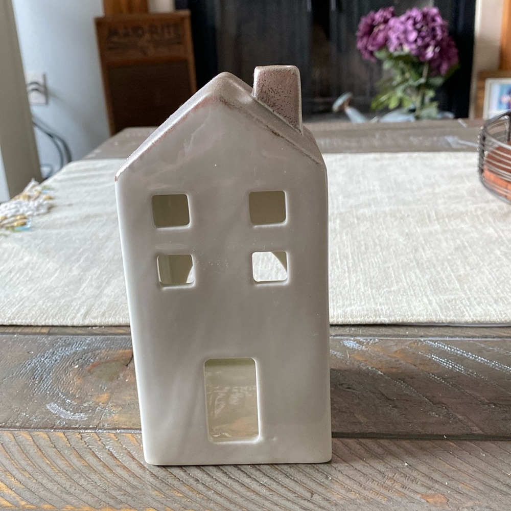 HOUSE CANDLE LIGHT HOLDER